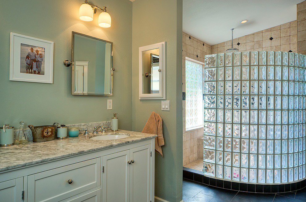 Exempel på ett stort klassiskt en-suite badrum, med luckor med infälld panel, vita skåp, en hörndusch, brun kakel, keramikplattor, gröna väggar, klinkergolv i porslin, ett undermonterad handfat, granitbänkskiva, grått golv och med dusch som är öppen