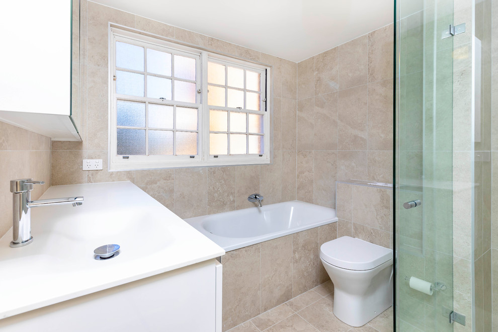 Diseño de cuarto de baño principal contemporáneo con puertas de armario blancas, baldosas y/o azulejos blancos y encimera de acrílico