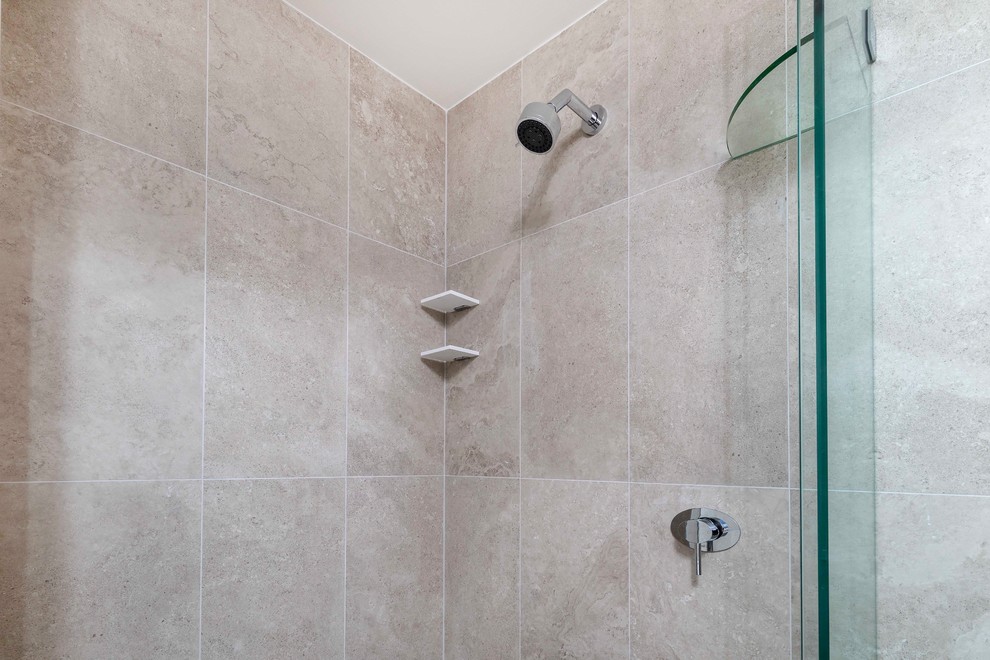 Inspiration pour une salle de bain principale design avec des portes de placard blanches, un carrelage blanc et un plan de toilette en surface solide.
