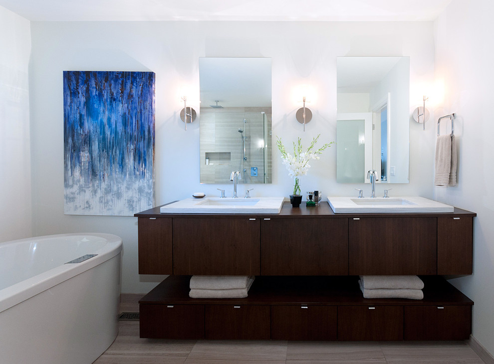 Источник вдохновения для домашнего уюта: ванная комната в современном стиле с накладной раковиной, плоскими фасадами, темными деревянными фасадами и отдельно стоящей ванной