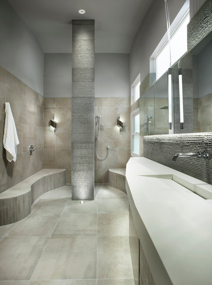 Идея дизайна: главная ванная комната в современном стиле с плоскими фасадами, серыми фасадами, столешницей из искусственного кварца, душем без бортиков, серой плиткой, керамогранитной плиткой и полом из керамогранита