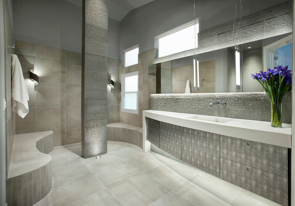 Modern inredning av ett en-suite badrum, med släta luckor, grå skåp och bänkskiva i kvarts