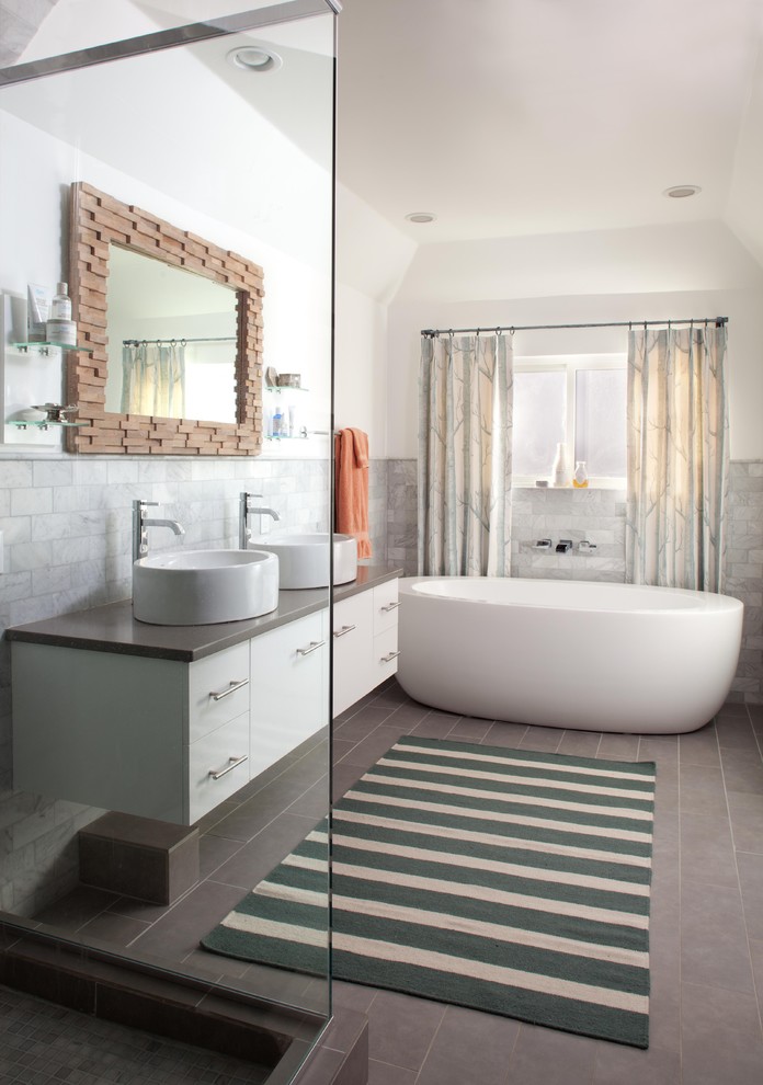 Ejemplo de cuarto de baño gris y blanco ecléctico con lavabo sobreencimera y suelo gris