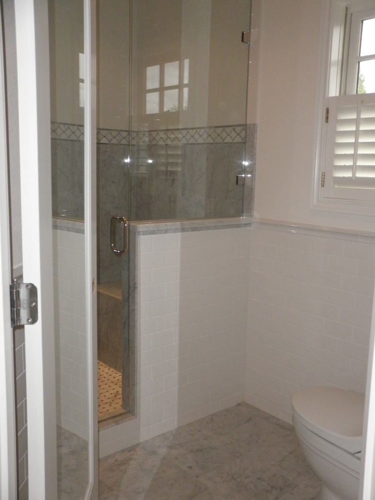 Idée de décoration pour une douche en alcôve tradition avec WC à poser, un carrelage blanc, un carrelage métro, un mur blanc et un sol en marbre.