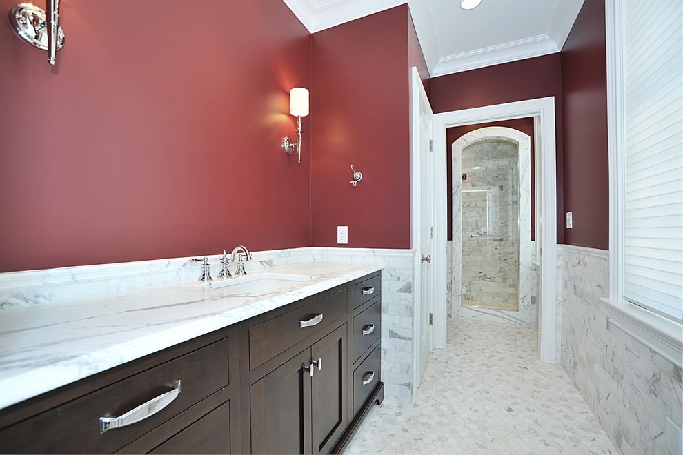 Пример оригинального дизайна: главная ванная комната среднего размера в классическом стиле с фасадами в стиле шейкер, темными деревянными фасадами, душем в нише, красными стенами, мраморным полом, мраморной столешницей, белым полом и душем с распашными дверями