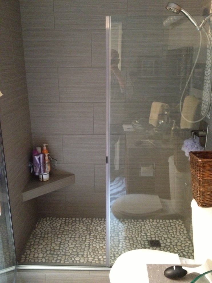 Réalisation d'une douche en alcôve design avec un carrelage gris.