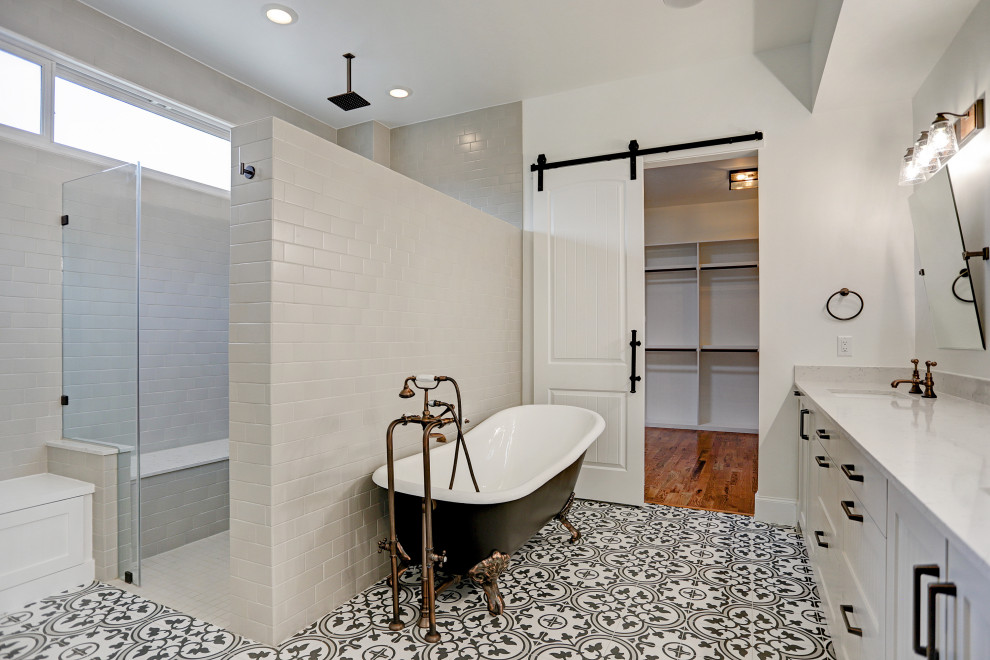 Esempio di una stanza da bagno padronale mediterranea di medie dimensioni con ante in stile shaker, doccia a filo pavimento, pavimento in cementine e porta doccia a battente