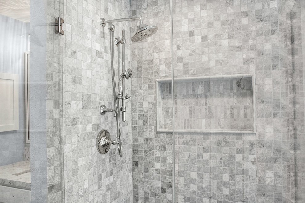 Amerikansk inredning av ett mellanstort vit vitt en-suite badrum, med luckor med upphöjd panel, vita skåp, ett fristående badkar, en kantlös dusch, en toalettstol med separat cisternkåpa, grå kakel, mosaik, blå väggar, klinkergolv i keramik, ett undermonterad handfat, bänkskiva i kvarts, svart golv och dusch med gångjärnsdörr
