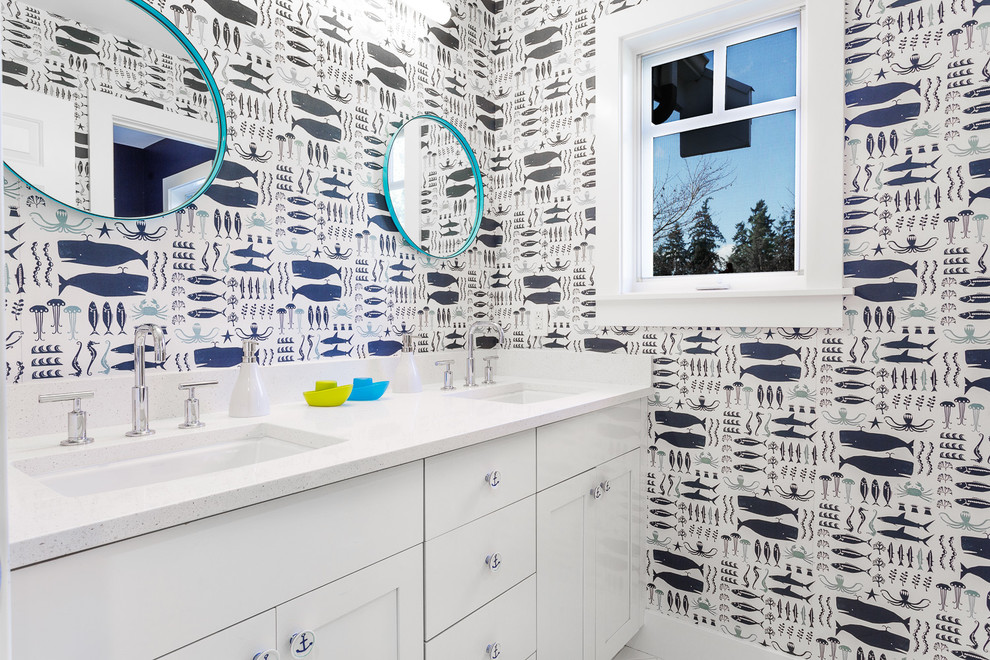 Idee per una stanza da bagno per bambini stile marinaro di medie dimensioni con ante in stile shaker, ante bianche, pareti blu, lavabo sottopiano, top in quarzo composito, pavimento con piastrelle in ceramica e top bianco