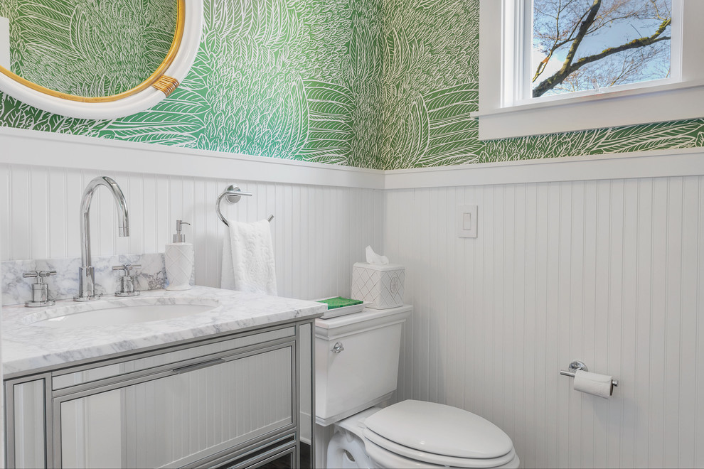 Ispirazione per una piccola stanza da bagno con doccia tradizionale con WC monopezzo, pareti verdi, lavabo a consolle e top in granito