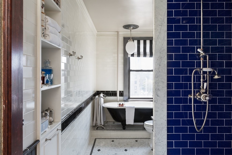 Пример оригинального дизайна: ванная комната в классическом стиле с ванной на ножках, открытым душем, черной плиткой, синей плиткой, белой плиткой, плиткой кабанчик, белыми стенами, полом из мозаичной плитки, белым полом и открытым душем