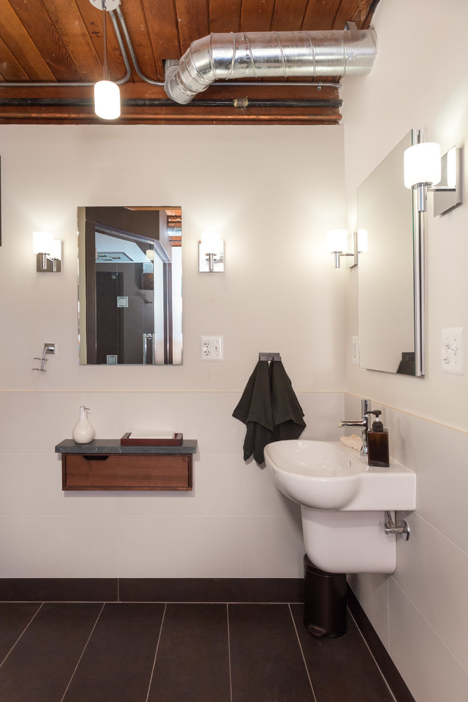 Exemple d'un sauna industriel en bois brun de taille moyenne avec un placard à porte plane, WC suspendus, un carrelage multicolore, une plaque de galets, un mur blanc, un sol en carrelage de céramique, un lavabo suspendu et un plan de toilette en quartz modifié.