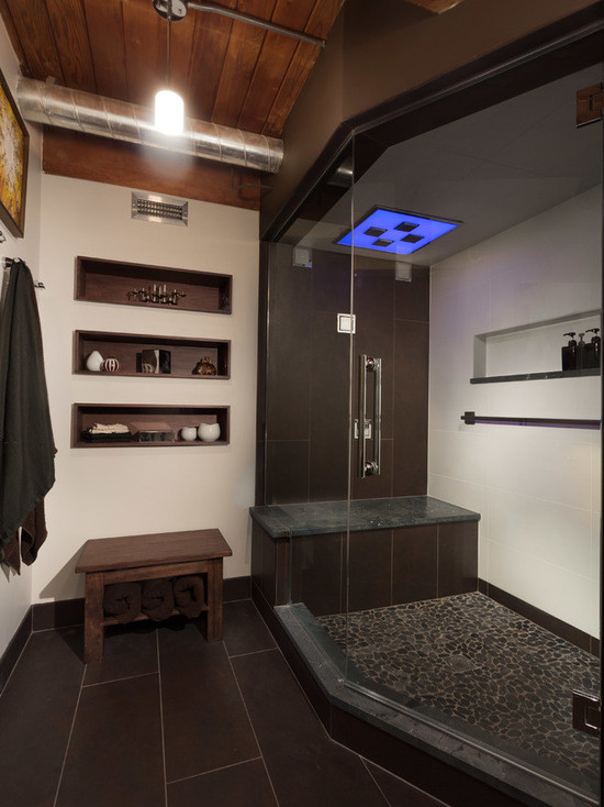 Inspiration pour un sauna urbain en bois brun de taille moyenne avec un placard à porte plane, WC suspendus, un carrelage multicolore, une plaque de galets, un mur blanc, un sol en carrelage de céramique, un lavabo suspendu et un plan de toilette en quartz modifié.