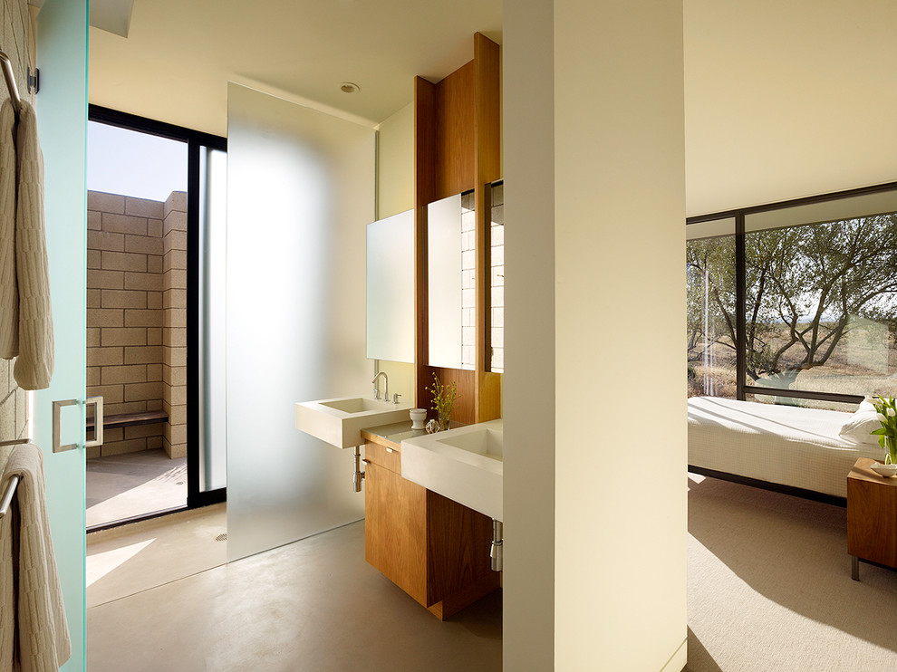 Modernes Badezimmer mit Wandwaschbecken, flächenbündigen Schrankfronten, hellbraunen Holzschränken, Duschnische und Beton-Waschbecken/Waschtisch in San Luis Obispo
