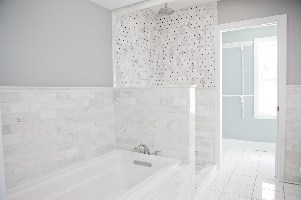 Bild på ett mellanstort vintage en-suite badrum, med luckor med infälld panel, skåp i mörkt trä, ett platsbyggt badkar, en hörndusch, vit kakel, stenkakel, grå väggar, klinkergolv i keramik, ett undermonterad handfat, marmorbänkskiva och vitt golv