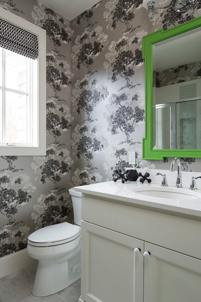 Klassisches Duschbad mit grauer Wandfarbe, Keramikboden, Schrankfronten mit vertiefter Füllung, weißen Schränken, Wandtoilette mit Spülkasten und Unterbauwaschbecken in Minneapolis