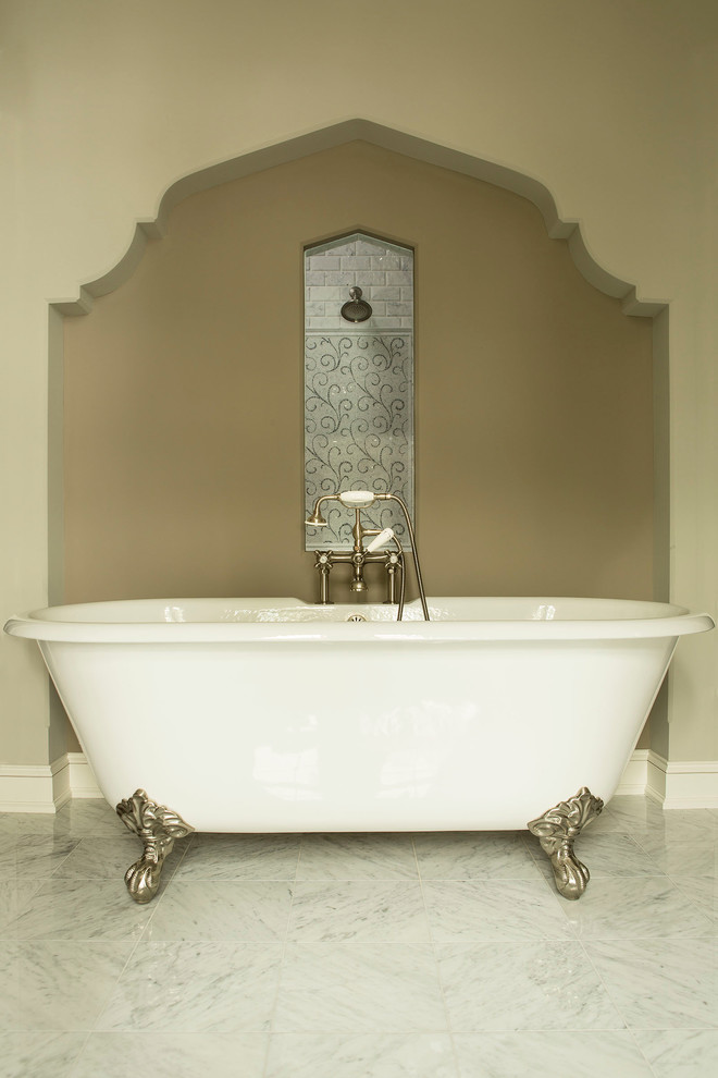 Idéer för att renovera ett vintage badrum, med marmorbänkskiva, ett badkar med tassar, en toalettstol med separat cisternkåpa, grå kakel och marmorgolv