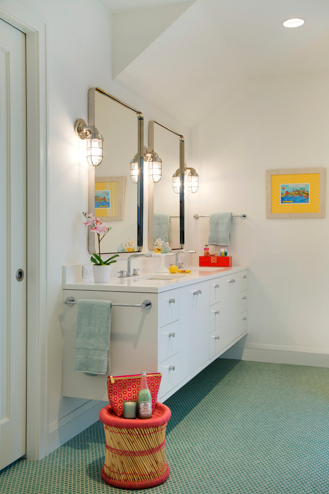 Источник вдохновения для домашнего уюта: ванная комната в современном стиле с плоскими фасадами, белыми фасадами, белыми стенами, полом из мозаичной плитки, врезной раковиной и зеленым полом