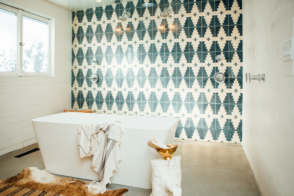Esempio di un'ampia stanza da bagno padronale minimalista con vasca freestanding, doccia aperta, piastrelle multicolore, pareti multicolore, pavimento in cemento, top in legno, pavimento grigio e doccia aperta
