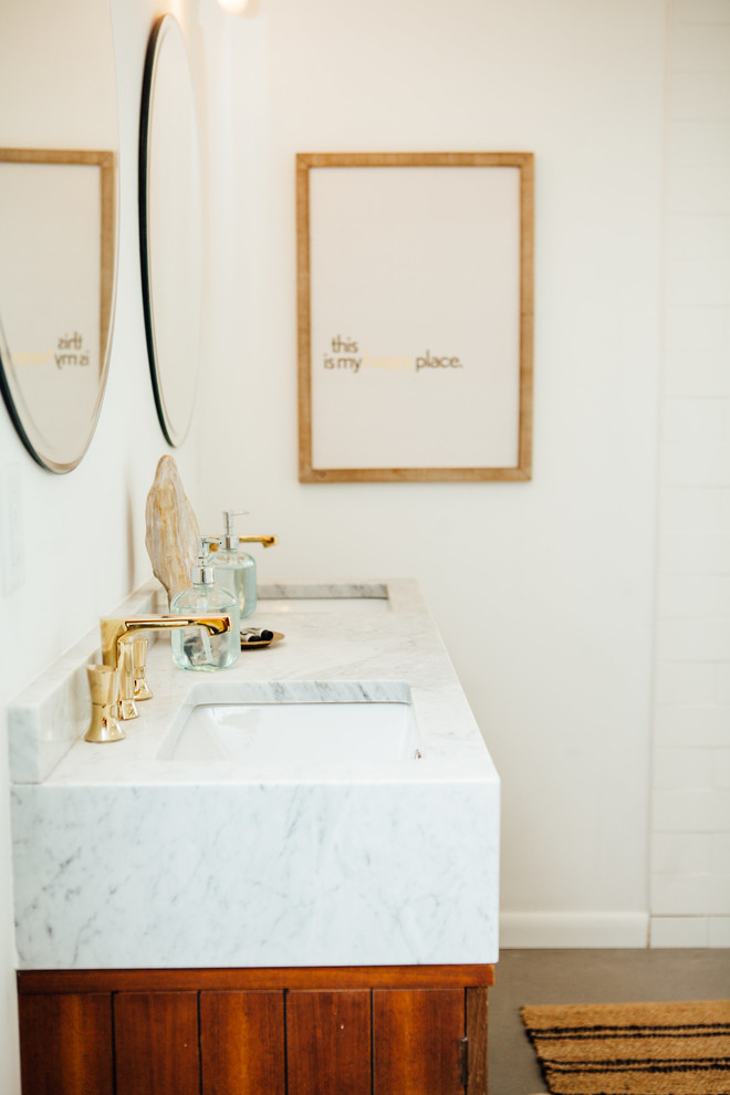 Inspiration pour une très grande salle de bain principale vintage avec une baignoire indépendante, une douche ouverte, un carrelage multicolore, un mur multicolore, sol en béton ciré, un sol gris, aucune cabine et un plan de toilette en marbre.