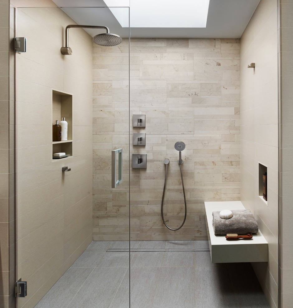 Foto de cuarto de baño moderno con baldosas y/o azulejos beige, suelo de baldosas de porcelana, ducha a ras de suelo, paredes beige, baldosas y/o azulejos de porcelana, suelo gris, ducha abierta, hornacina y banco de ducha