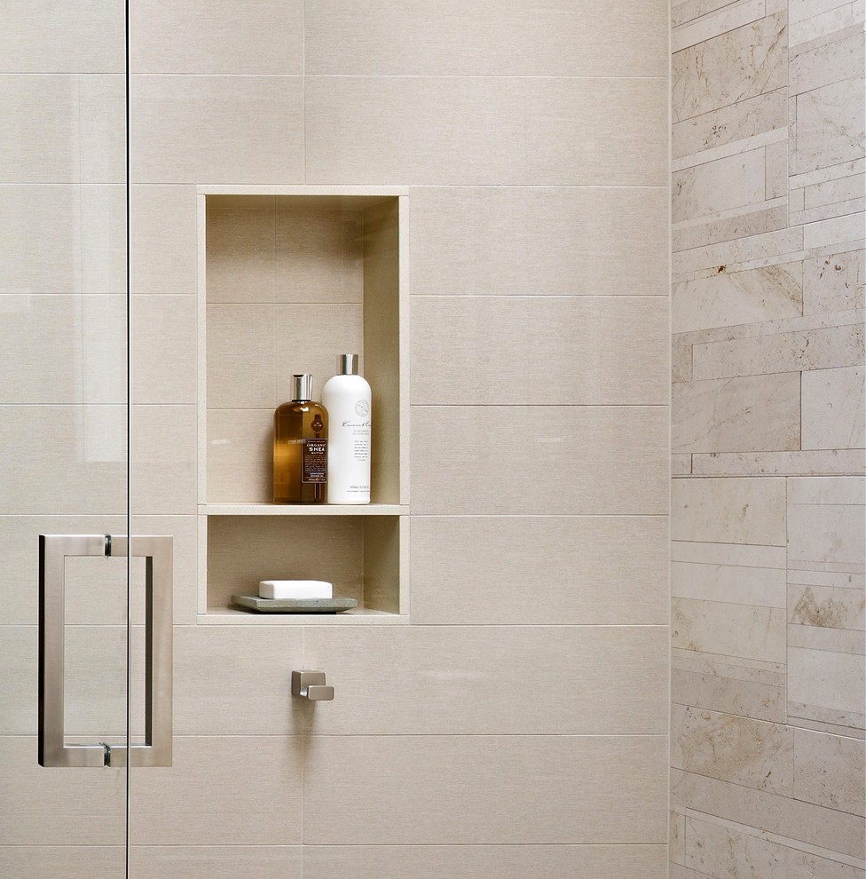 Стильный дизайн: баня и сауна в стиле модернизм с керамогранитной плиткой, столешницей из искусственного кварца, душем с распашными дверями и бежевой плиткой - последний тренд
