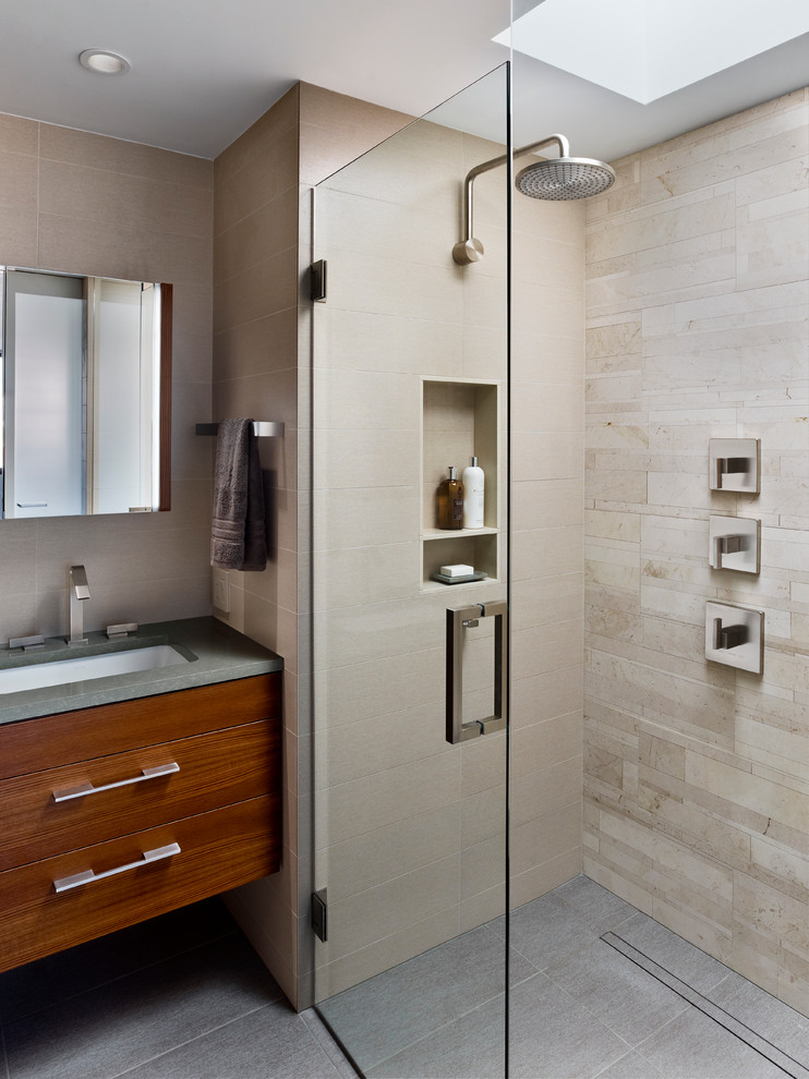 Immagine di una stanza da bagno moderna con lavabo sottopiano, ante lisce, ante in legno scuro, top in quarzo composito, piastrelle beige, pavimento in gres porcellanato e doccia a filo pavimento