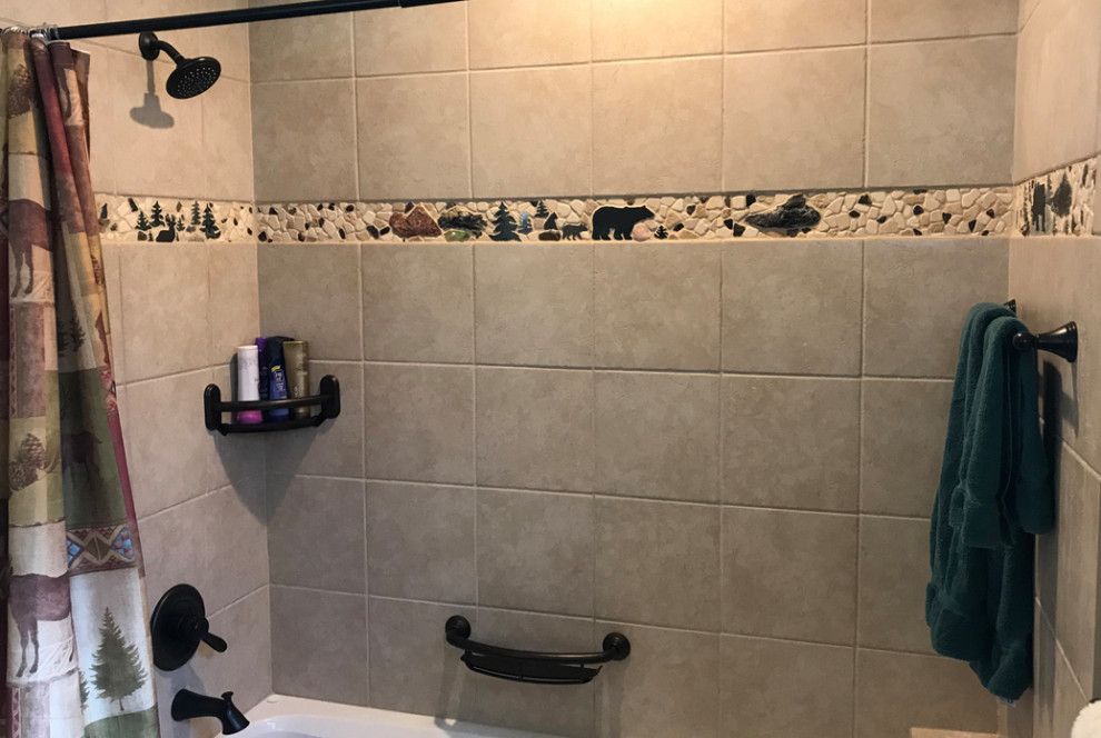 Inredning av ett rustikt mycket stort badrum, med ett platsbyggt badkar, en dusch/badkar-kombination, beige kakel, beige väggar, klinkergolv i keramik och brunt golv