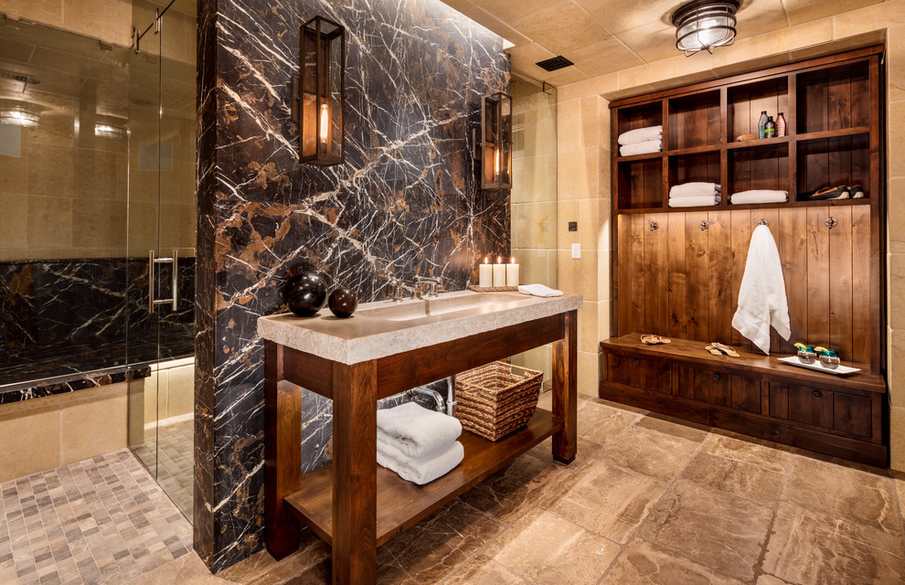 Modelo de cuarto de baño principal rústico grande con paredes beige, suelo beige, baldosas y/o azulejos beige y encimera de granito