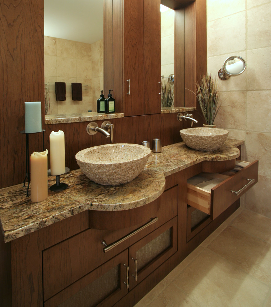 マイアミにあるモダンスタイルのおしゃれな浴室 (大理石の洗面台、ベッセル式洗面器) の写真