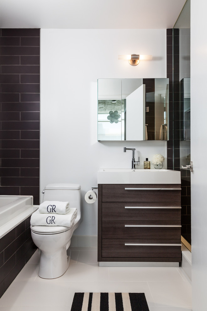 Mittelgroßes Modernes Badezimmer mit flächenbündigen Schrankfronten, dunklen Holzschränken, schwarzen Fliesen, Aufsatzwaschbecken, Badewanne in Nische, Toilette mit Aufsatzspülkasten, weißer Wandfarbe und Porzellan-Bodenfliesen in Toronto