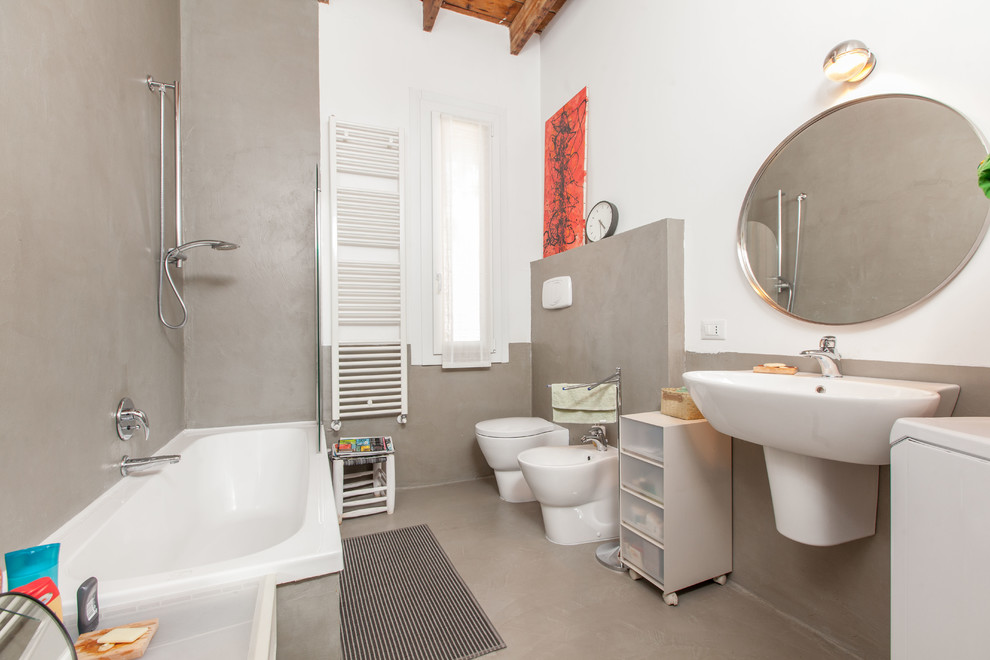 Imagen de cuarto de baño contemporáneo con lavabo suspendido, bañera encastrada, combinación de ducha y bañera, paredes blancas, sanitario de una pieza y suelo de baldosas de porcelana