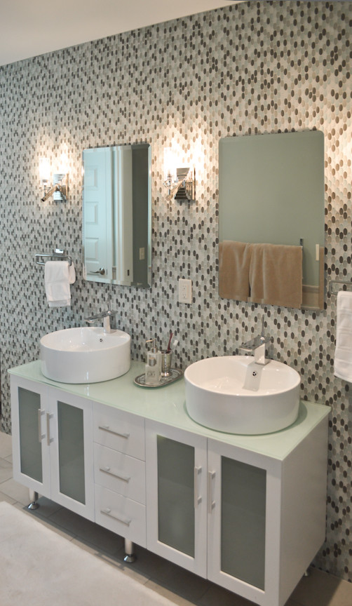 Foto di una stanza da bagno padronale minimal con lavabo a bacinella, ante di vetro, piastrelle grigie e piastrelle a mosaico