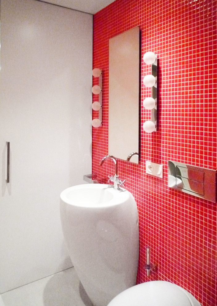 Idéer för mellanstora funkis badrum med dusch, med ett piedestal handfat, en toalettstol med hel cisternkåpa, röd kakel, keramikplattor, röda väggar och klinkergolv i keramik