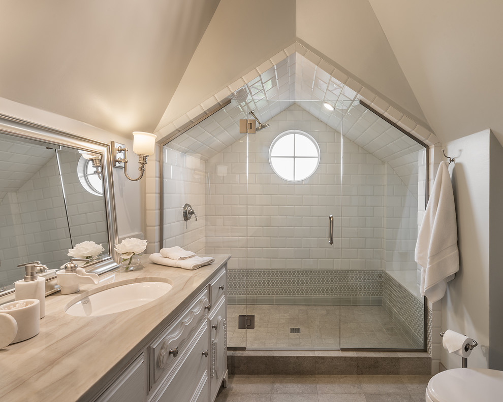 Imagen de cuarto de baño romántico con armarios con paneles con relieve y puertas de armario blancas