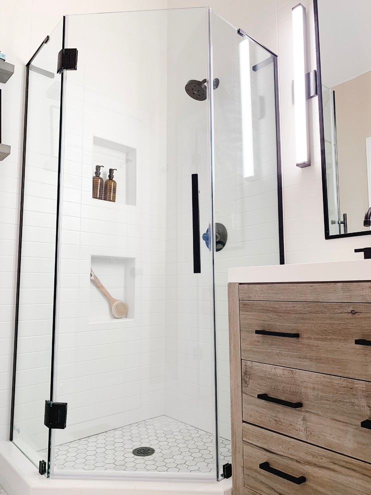 Источник вдохновения для домашнего уюта: маленькая главная ванная комната в стиле модернизм с плоскими фасадами, светлыми деревянными фасадами, угловым душем, унитазом-моноблоком, белой плиткой, плиткой кабанчик, белыми стенами, полом из керамогранита, накладной раковиной, мраморной столешницей, серым полом, душем с распашными дверями и белой столешницей для на участке и в саду