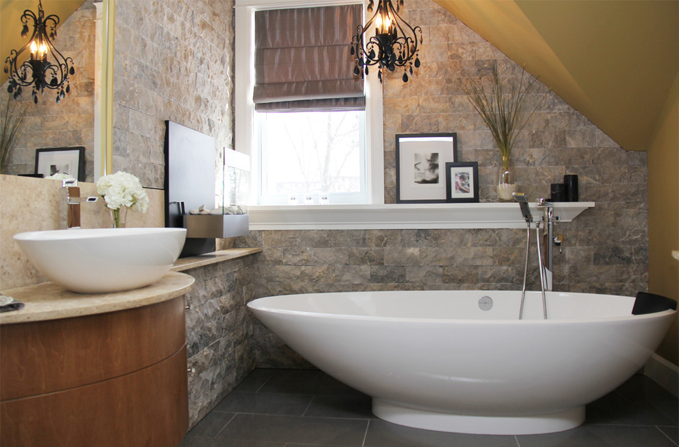 Aménagement d'une petite salle de bain principale contemporaine en bois brun avec une vasque, un placard à porte plane, un plan de toilette en calcaire, un carrelage gris, des carreaux de porcelaine, un mur jaune, un sol en ardoise et une baignoire indépendante.