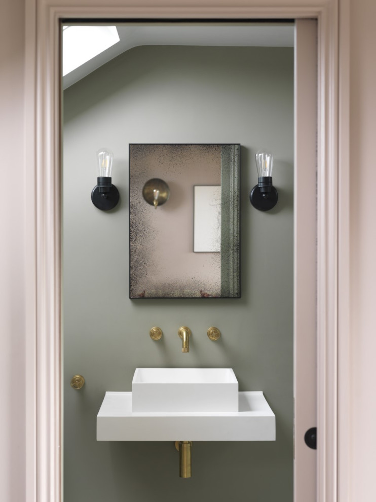 Inspiration för ett litet industriellt en-suite badrum, med ett platsbyggt badkar, en öppen dusch, en vägghängd toalettstol, porslinskakel, gröna väggar, klinkergolv i porslin, ett konsol handfat, bänkskiva i akrylsten och med dusch som är öppen