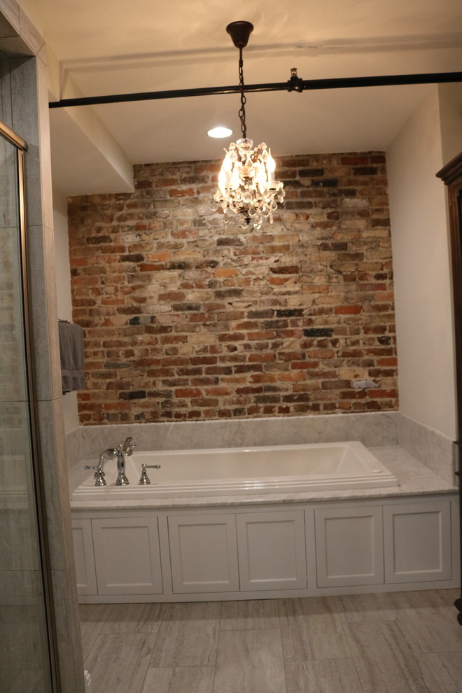 Ispirazione per una stanza da bagno con doccia industriale di medie dimensioni con consolle stile comò, ante in legno bruno, vasca da incasso, pareti bianche, pavimento in laminato, lavabo sottopiano e top in marmo