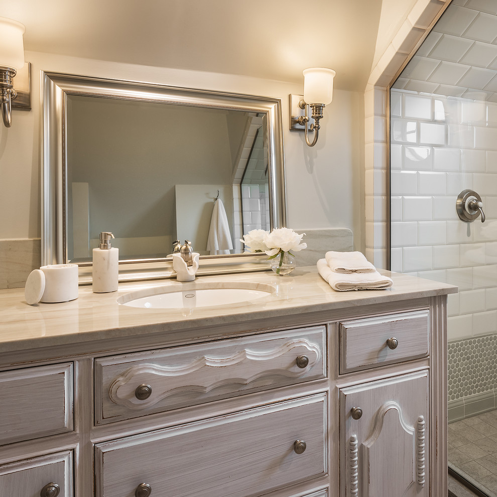 Foto de cuarto de baño romántico con armarios con paneles con relieve y puertas de armario blancas