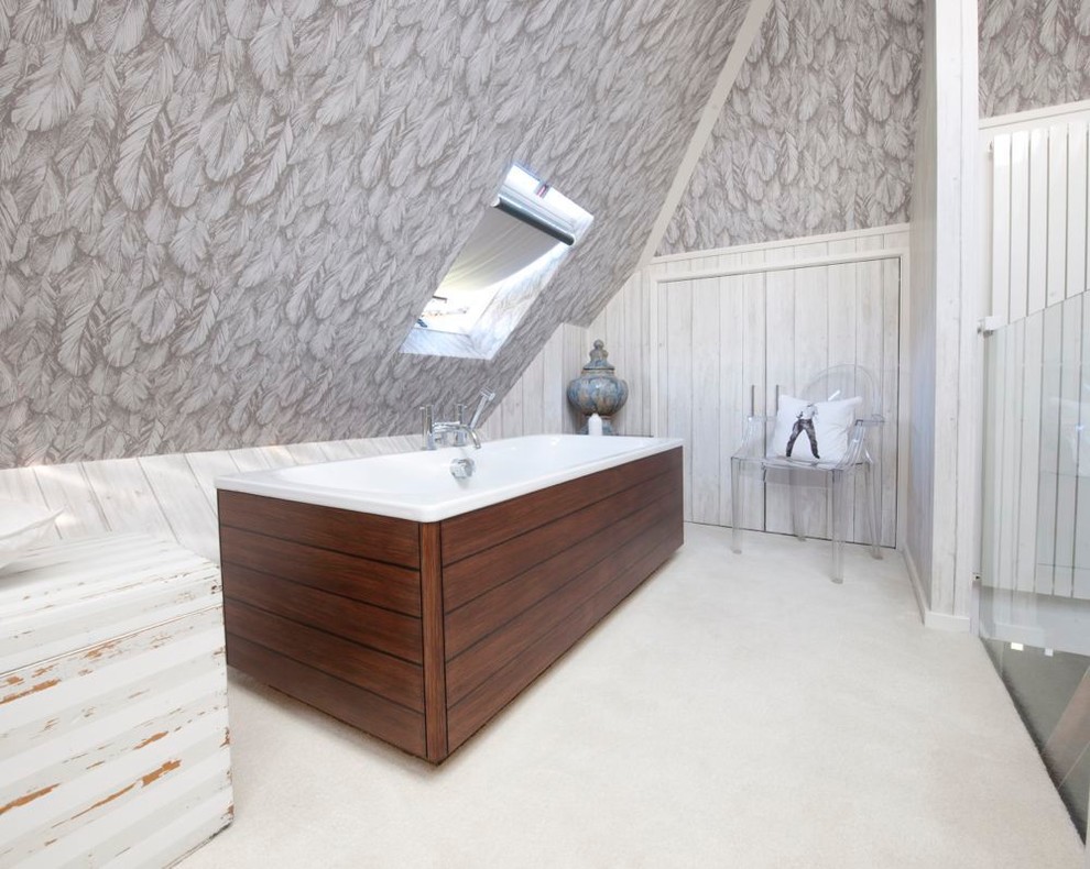 Freestanding bathtub - modern freestanding bathtub idea in Hampshire