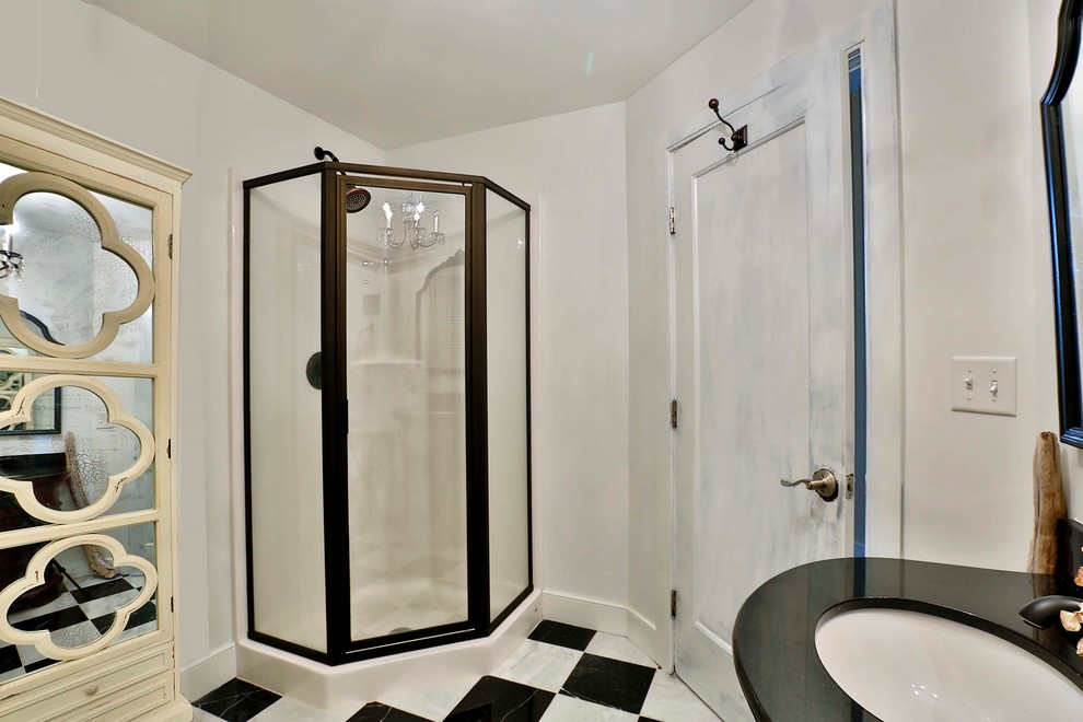 Esempio di una stanza da bagno con doccia tradizionale con lavabo sottopiano, consolle stile comò, ante in legno scuro, top in quarzo composito, doccia ad angolo, WC monopezzo, pareti bianche e pavimento in marmo