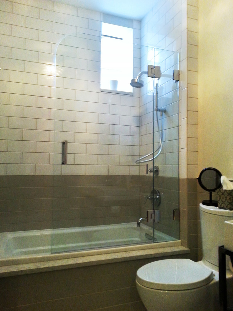 Réalisation d'une petite douche en alcôve principale design avec une grande vasque, une baignoire en alcôve, un carrelage multicolore, des carreaux de céramique, un mur blanc et un sol en carrelage de terre cuite.