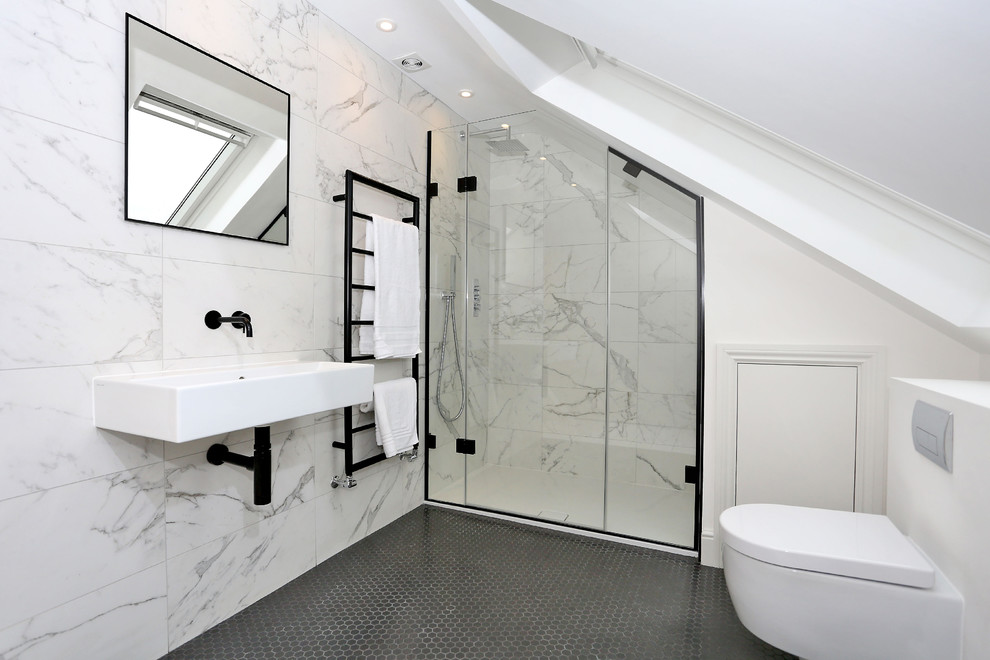 На фото: ванная комната среднего размера в современном стиле с душевой комнатой, унитазом-моноблоком, серой плиткой, белой плиткой, мраморной плиткой, белыми стенами, подвесной раковиной, серым полом и душем с распашными дверями с