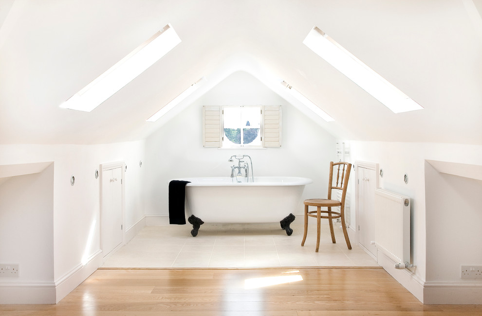 Mittelgroßes Modernes Badezimmer En Suite mit Löwenfuß-Badewanne und Keramikboden in London