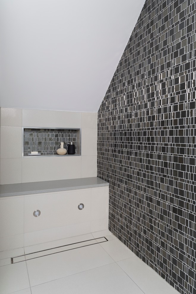 Ejemplo de cuarto de baño moderno pequeño con ducha abierta, baldosas y/o azulejos multicolor y baldosas y/o azulejos en mosaico