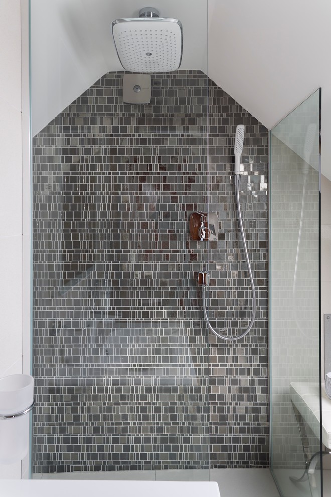 Ejemplo de cuarto de baño moderno pequeño con ducha abierta, baldosas y/o azulejos multicolor y baldosas y/o azulejos en mosaico