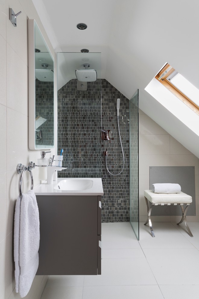 Exempel på ett litet modernt badrum, med mosaik, en kantlös dusch och grå kakel