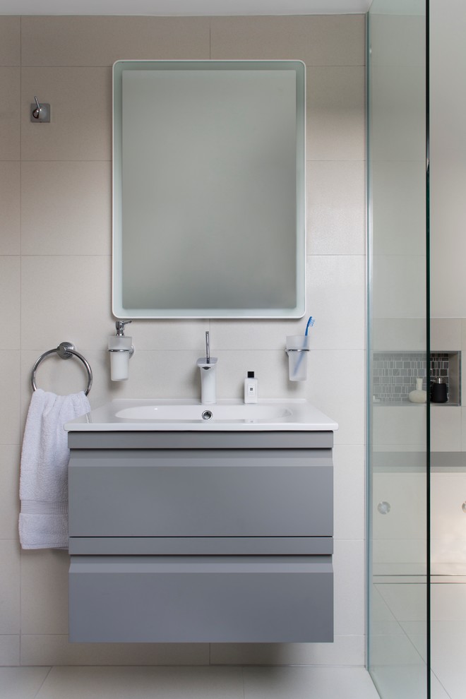 Diseño de cuarto de baño moderno pequeño con ducha abierta, baldosas y/o azulejos multicolor y baldosas y/o azulejos en mosaico
