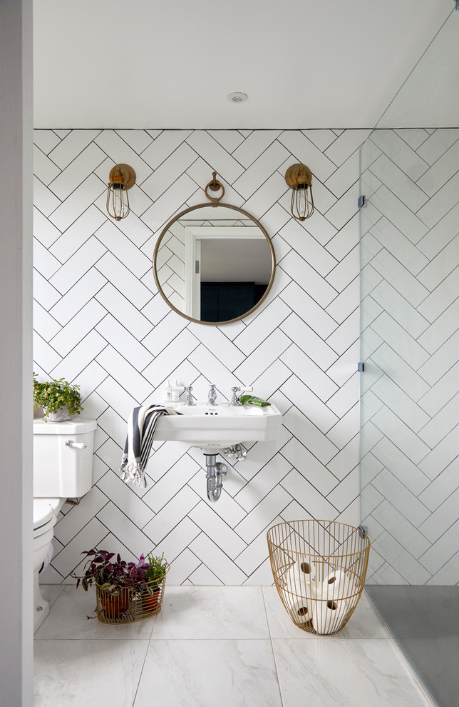 Foto på ett litet skandinaviskt en-suite badrum, med en öppen dusch, en toalettstol med hel cisternkåpa, vit kakel, keramikplattor, vita väggar och ett piedestal handfat